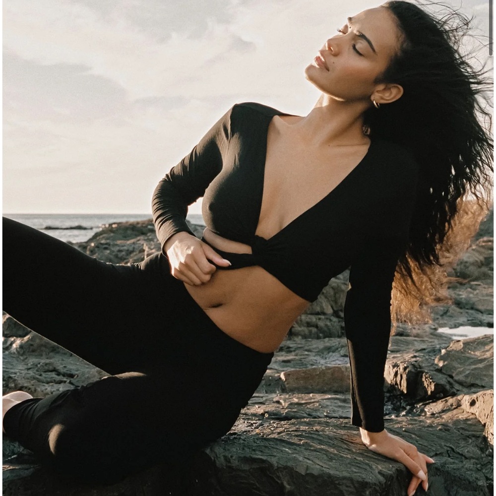 Black Twist-Front Long Sleeve Crop Top - Women